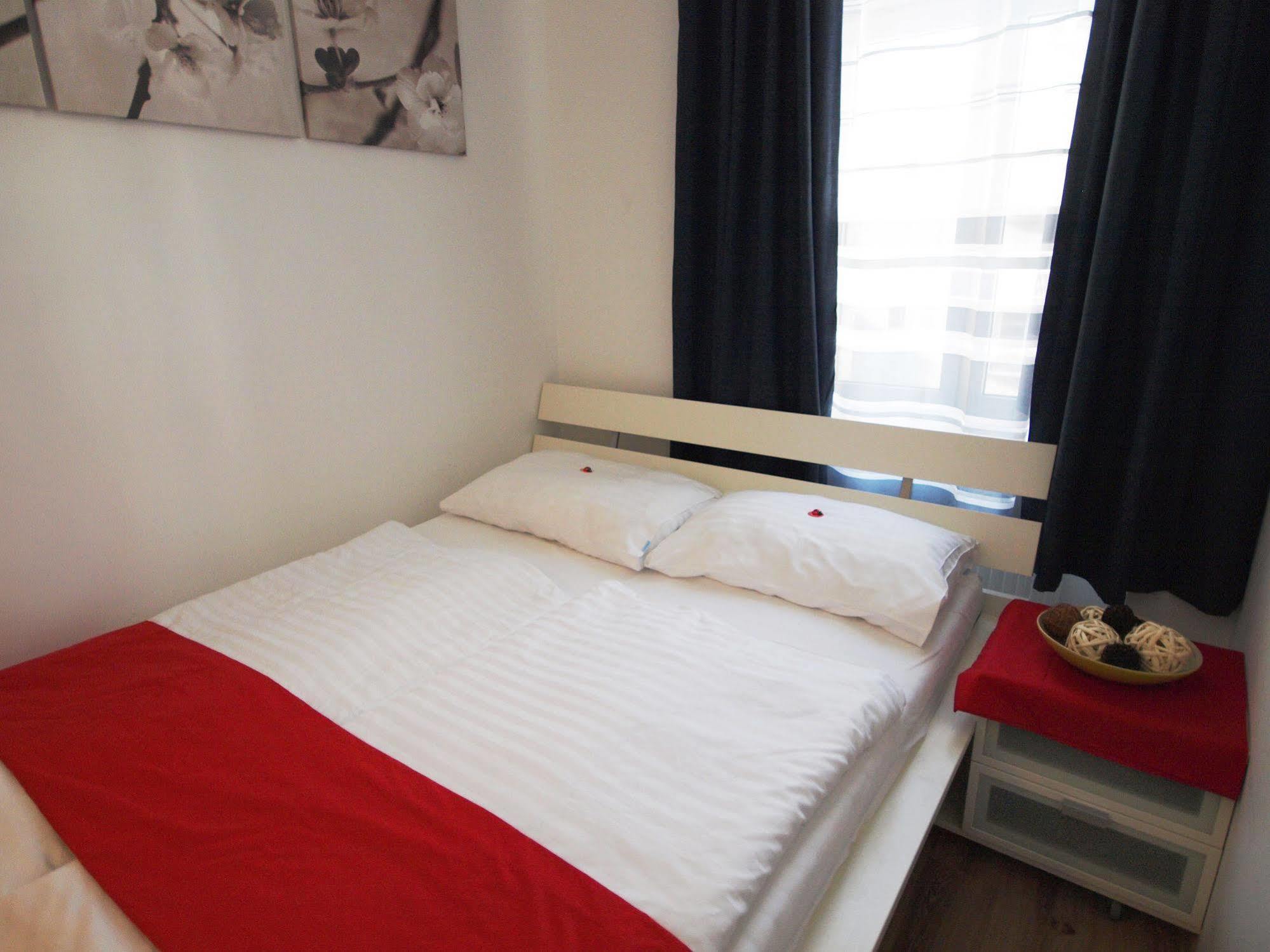 Checkvienna - Ruedengasse Apartment Luaran gambar